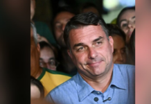 Flávio Bolsonaro votó en Río de Janeiro y afirmó que “llegó la hora del cambio”: “Brasil no aguanta más”