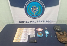 Policía arresta a cinco personas y ocupa drogas y armas en Santiago