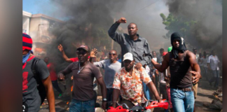 Familias desplazadas por la violencia de las bandas haitianas protestan en Puerto Príncipe