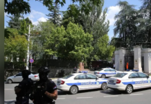 Ataque a embajada de Israel en Belgrado deja un menor muerto
