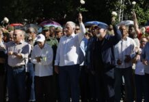 Cuba homenajea al guerrillero revolucionario Camilo Cienfuegos en el malecón de La Habana