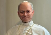 El artista peruano Walt Wizard realiza la primera estatua hiperrealista del papa León XIV