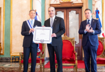 Presidente Luis Abinader condecora al excanciller Roberto Álvarez con la Orden del Mérito de Duarte, Sánchez y Mella, en el grado de Gran Cruz Placa de Plata