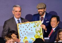 Juan Luis Guerra recibe histórico homenaje de la FAO por “Ojalá que llueva café”