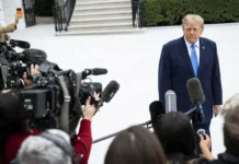 La Casa Blanca mantiene su veto a medios a la espera de la decisión judicial