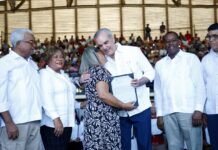 Presidente Abinader entrega 1,500 títulos que dan seguridad jurídica a 6,000 personas en El Almirante II y protegen el patrimonio de sus familias