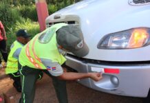 DIGESETT coloca cintas reflectivas a 100 vehículos pesados en La Cumbre para fortalecer la seguridad vial