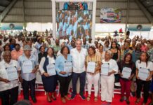 Presidente Abinader entrega 2,200 títulos en Villa Altagracia, en beneficio de 10,000 personas, y afirma que los dominicanos con décadas viviendo en terrenos del Estado deben recibir sus documentos