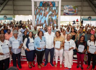 Presidente Abinader entrega 2,200 títulos en Villa Altagracia, en beneficio de 10,000 personas, y afirma que los dominicanos con décadas viviendo en terrenos del Estado deben recibir sus documentos