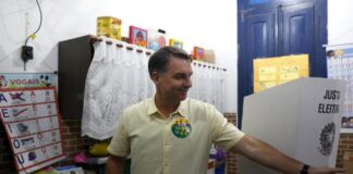 “Brasil necesita cambio”, dice Flávio Bolsonaro al votar en las presidenciales de Brasil