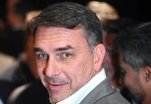 Flávio Bolsonaro exige renuncia de juez que condenó a su padre y ordenó detener a su hermano