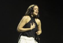 Video: Rosalía canta ‘Reliquia’ con los pies en punta ante el público de Saturday Night Live