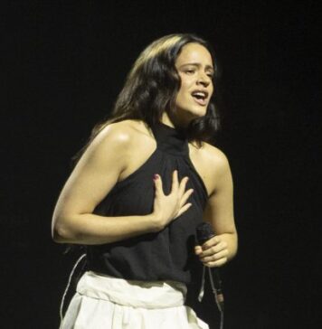 Video: Rosalía canta ‘Reliquia’ con los pies en punta ante el público de Saturday Night Live