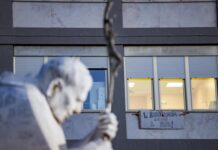 León XIV concelebra una misa en el hospital Gemelli en su primer día de convalecencia
