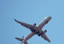 Hallan restos de avión desaparecido con seis personas frente a la costa de EE. UU.