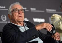 De Niro arremete contra Trump y le llama «cobarde» en un acto público